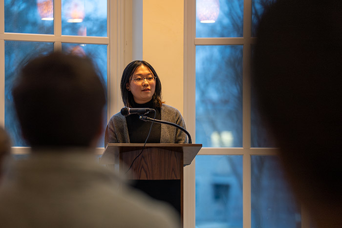 Konoka Uematsu '26 bespreekt onderzoek dat ze afgelopen najaar in Cape Cod heeft uitgevoerd en de waarde van het delen van bevindingen met niet -wetenschappelijk en wetenschappelijk publiek. Foto door Stephen Munchel.