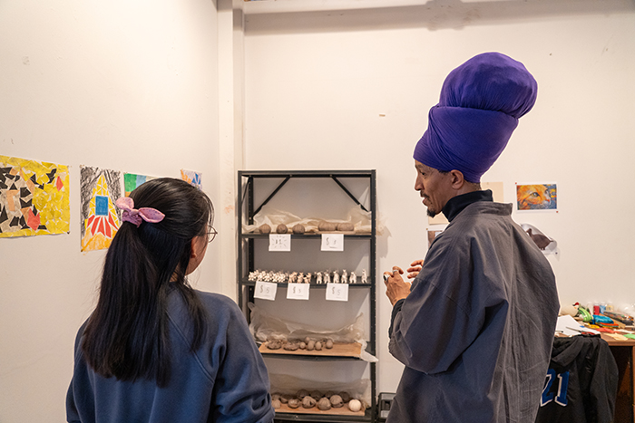 Als onderdeel van zijn residentie bij Dickinson gaf Andre Leon Gray geïndividualiseerde kritiek op het werk van senior studiokunst-majors. Foto door Dan Loh.