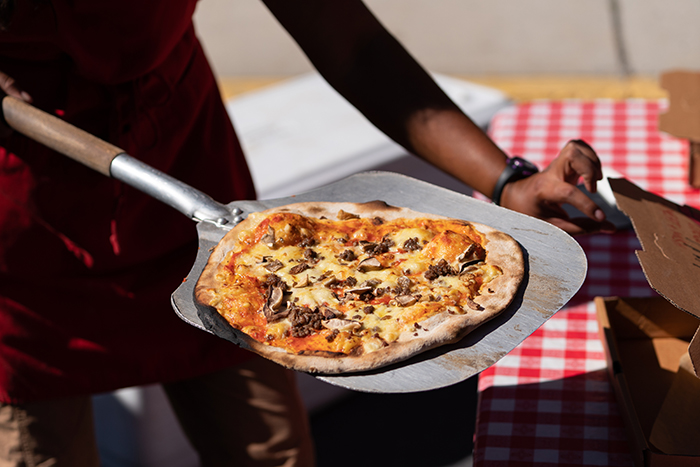 Vroeger een uitverkochte hit op de seizoensgebonden, wekelijkse Farmers on the Square-markt, is College Farm-pizza nu vijf dagen per week verkrijgbaar bij Devil's Den. Foto door Dan Loh.