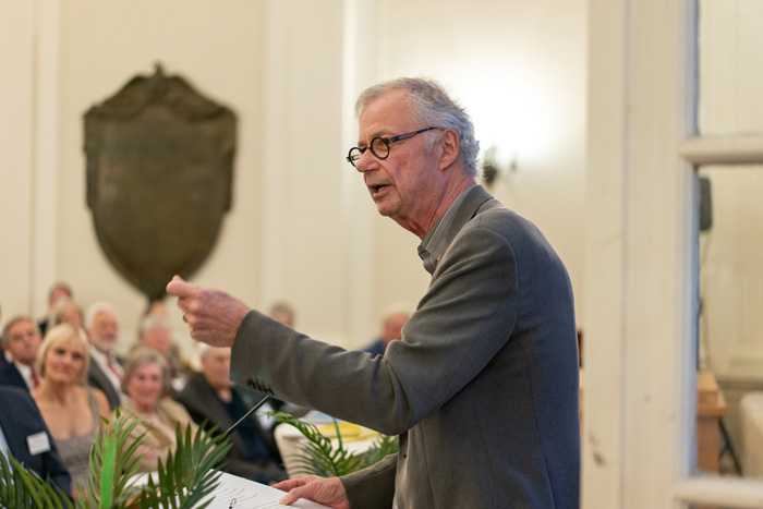 Bill Durden '71 spreekt het publiek toe na zijn introductie in de Founders' Society van de universiteit. Foto door Dan Loh.