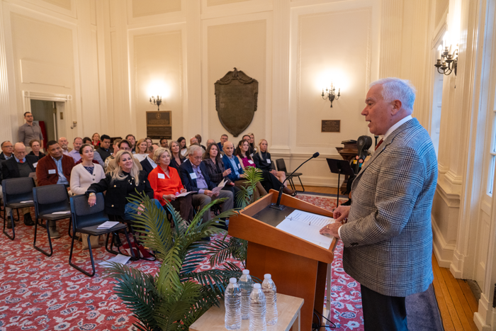 President John E. Jones III '77, P'11 spreekt de aanwezigen toe tijdens de installatieceremonie. Foto door Dan Loh.