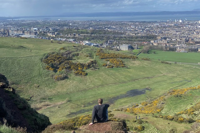 Tijdens een programmareis naar Edinburgh beklom Tyler Lissy '24 Arthur's Seat, de plek van een oude vulkaan die een fantastisch uitzicht over de stad biedt.