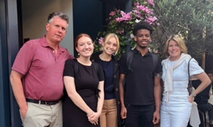 Van links naar rechts: Chris Whitman, Olivia Hobbs, Olivia Renault, BJ McNeil en Faith McGauley Whitman '90. De Whitmans ontvingen onlangs de stagiaires bij hen thuis.