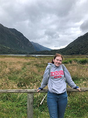 Maggie Cassano '25 in Ecuador, tijdens een groepsbezoek aan Cajas National Park.