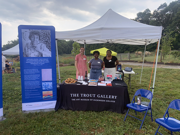 Kahn en Layton poseren met Post-Baccalaureate Fellow in Museum Education Hadley D'Esopo '23 op een Art on the Farm-evenement, waar ze reclame maken voor aankomende evenementen in The Trout Gallery. Foto met dank aan The Trout Gallery.